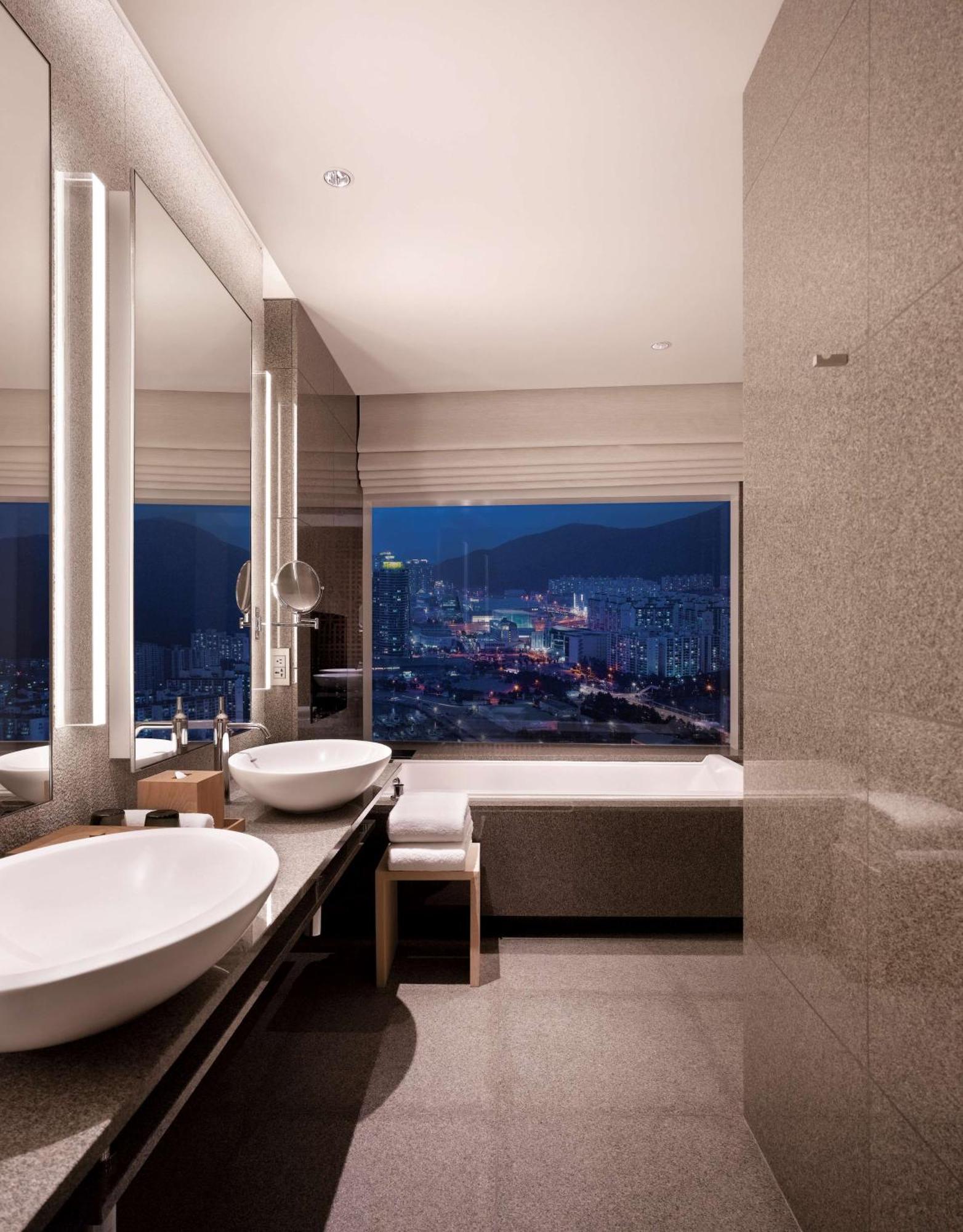 Marina Corner Ocean Suite